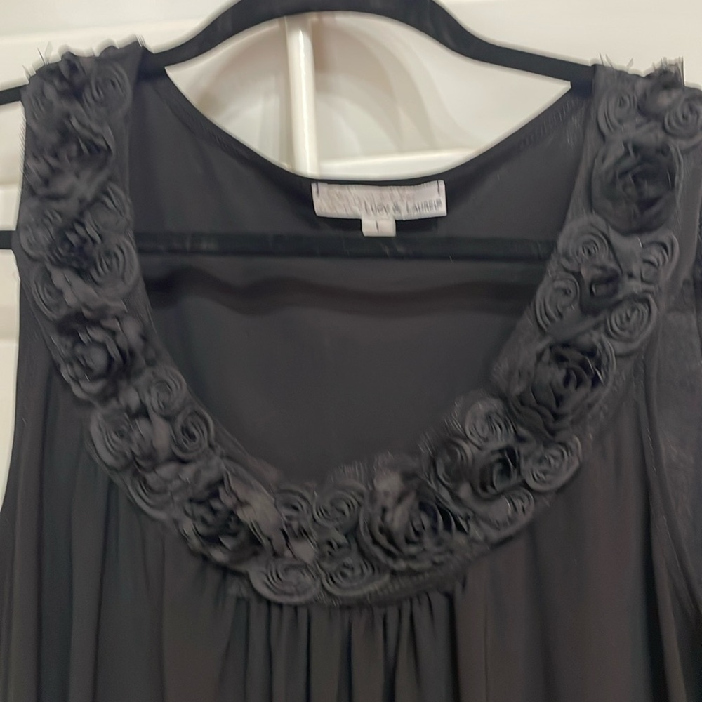 Lucy & Laurel Black size Large Sleeves “Tank Style” Top